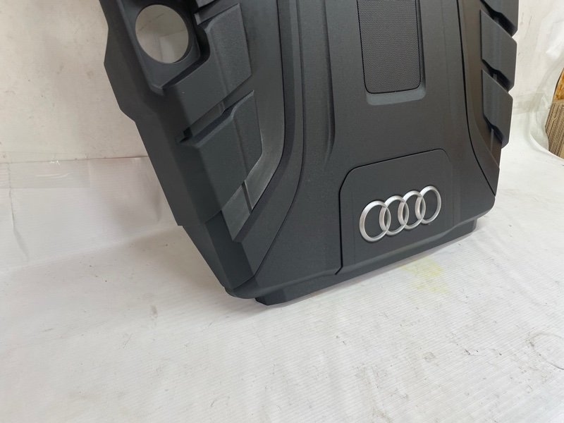 Декоративная крышка двигателя Audi Q8 2021