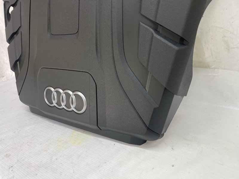 Декоративная крышка двигателя Audi Q8 2021