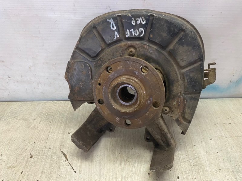 Кулак поворотный Volkswagen Golf 5