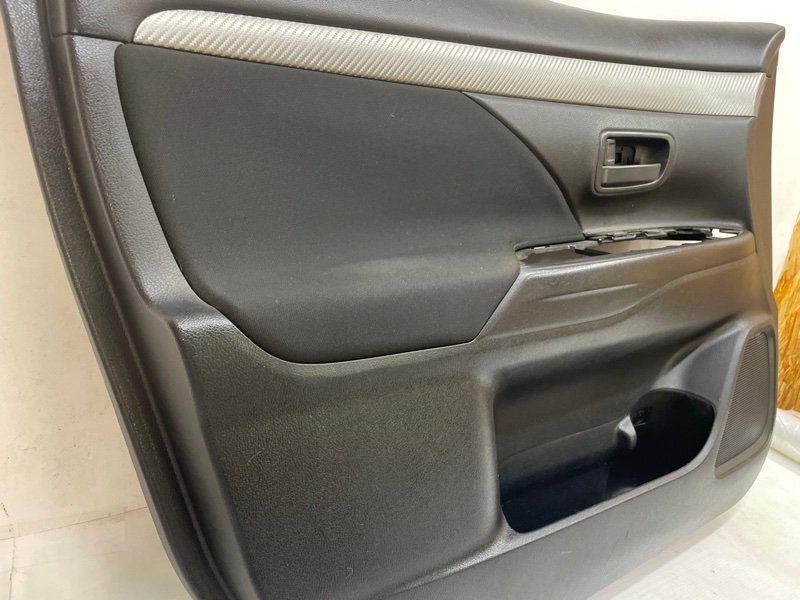 Обшивка двери Mitsubishi Outlander 2014 GF