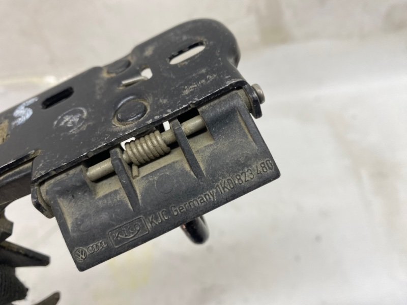 Замок капота Volkswagen Golf 2003-2010 1K1