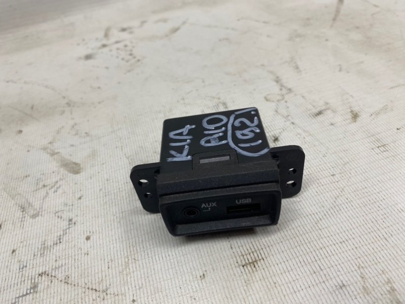 Разъем AUX / USB Kia Rio 2010
