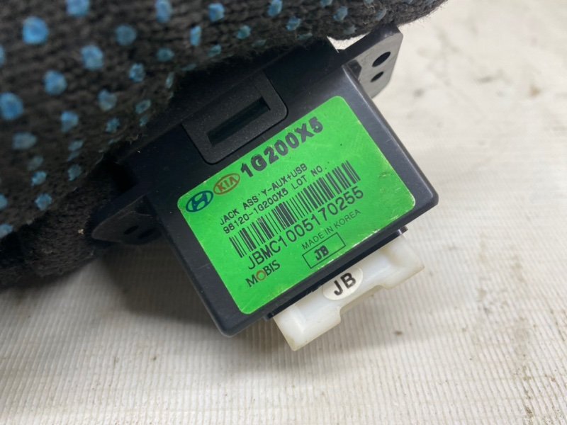 Разъем AUX / USB Kia Rio 2010