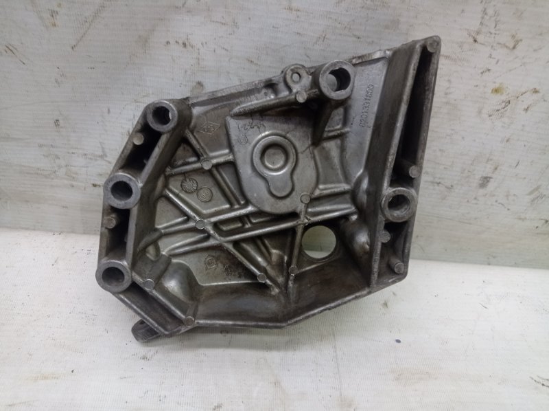 Крышка двигателя передняя Renault Logan 2020 L8