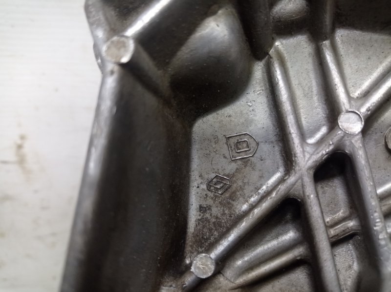 Крышка двигателя передняя Renault Logan 2020 L8