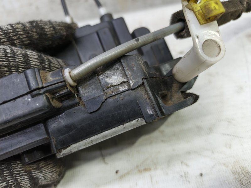 Замок двери Nissan Tiida 2007