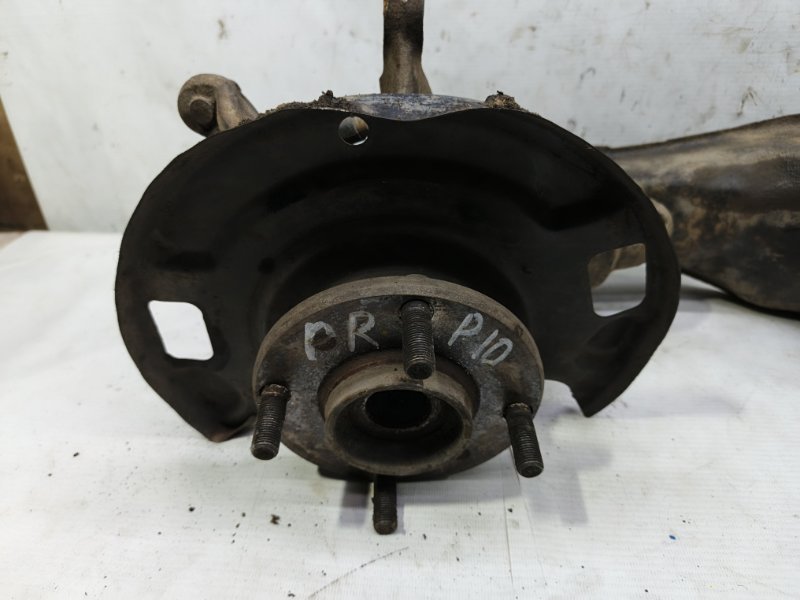 Кулак поворотный Nissan Primera 1990