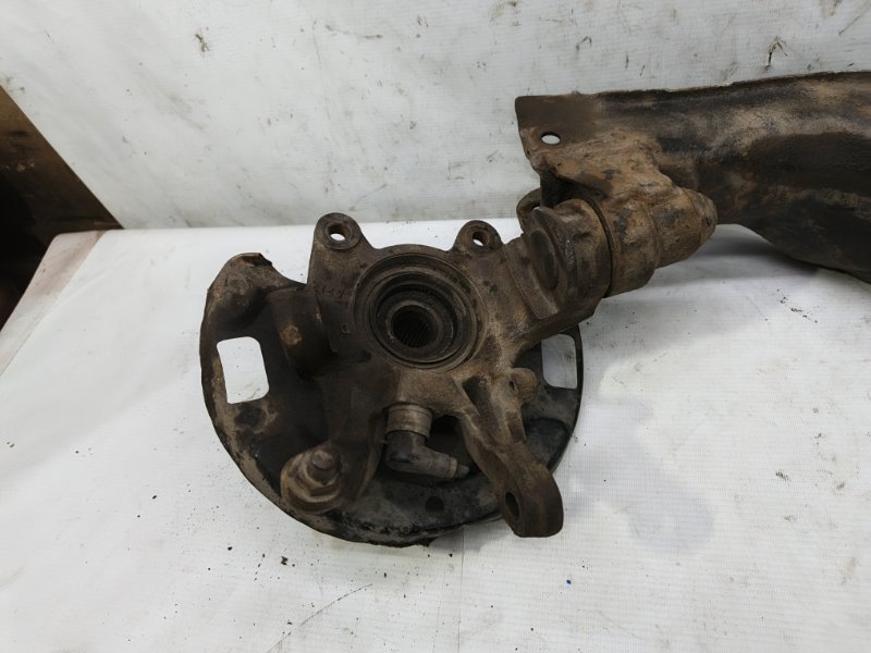 Кулак поворотный Nissan Primera 1990