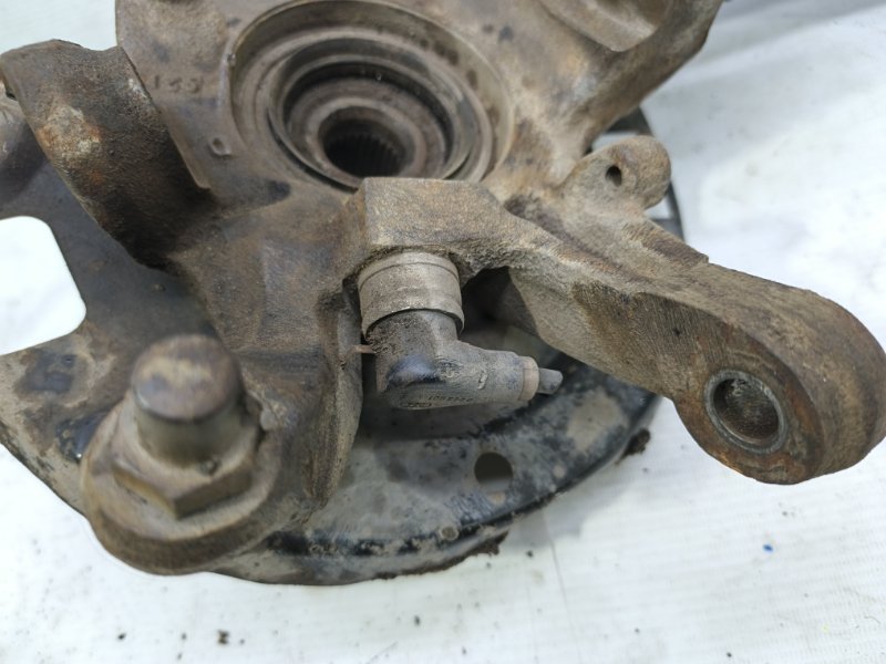 Кулак поворотный Nissan Primera 1990