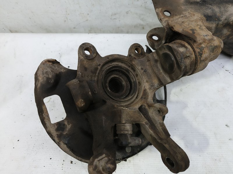 Кулак поворотный Nissan Primera 1990