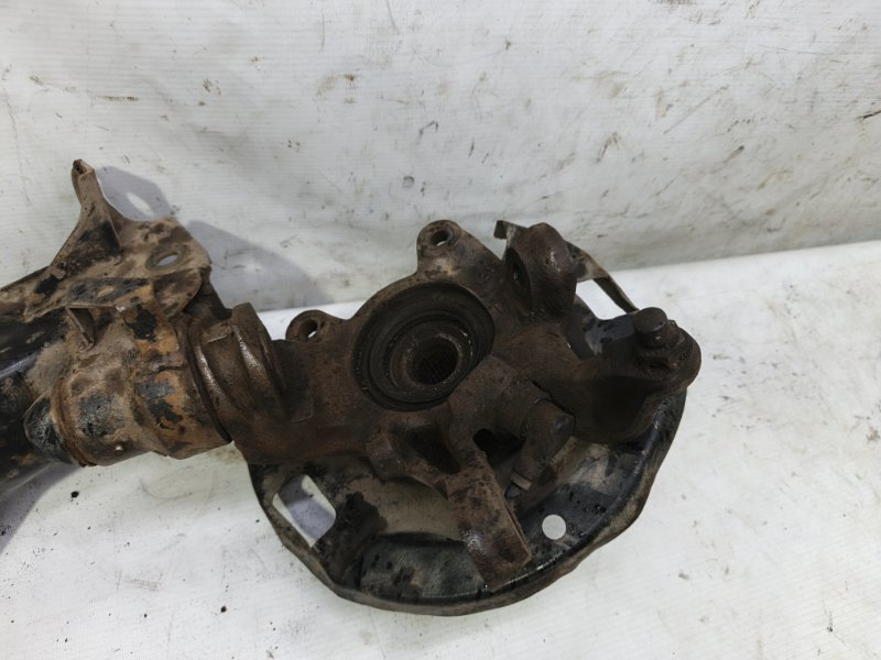 Кулак поворотный Nissan Primera 1990