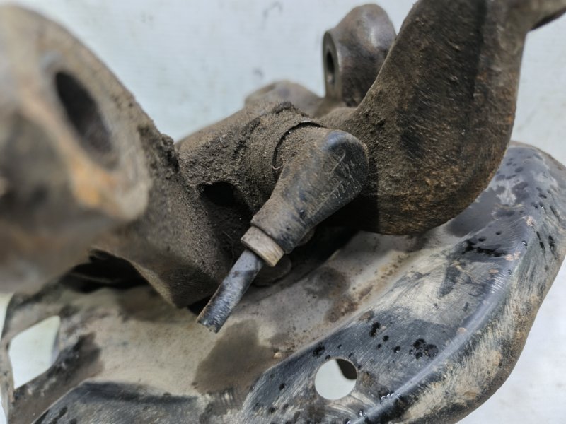 Кулак поворотный Nissan Primera 1990