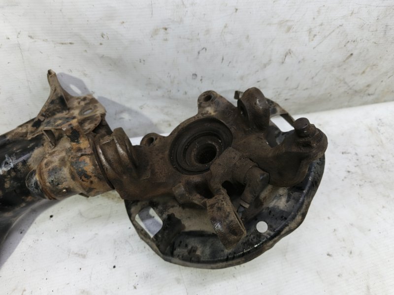 Кулак поворотный Nissan Primera 1990