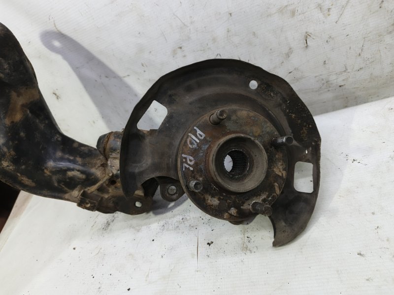 Кулак поворотный Nissan Primera 1990