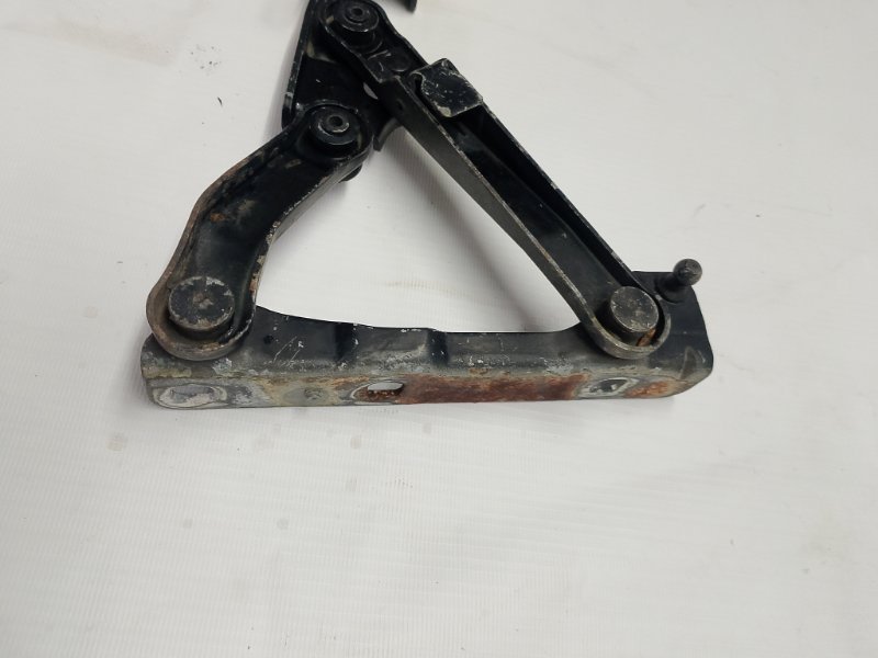 Петля капота Mercedes Benz e 211