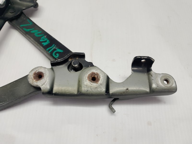 Петля капота Mercedes Benz e 211