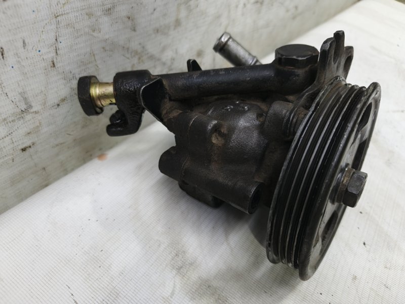 Насос гидроусилителя Nissan Primera 1990