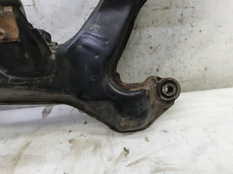 Балка Nissan Primera 1990