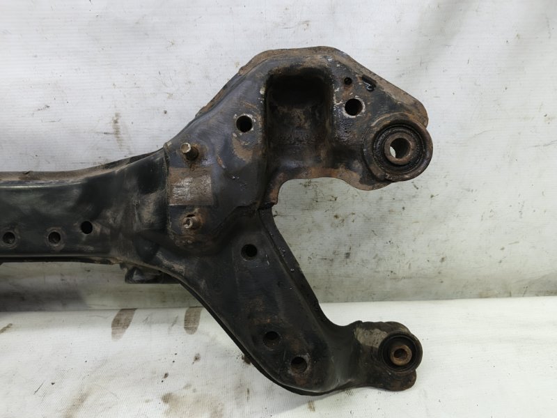 Балка Nissan Primera 1990