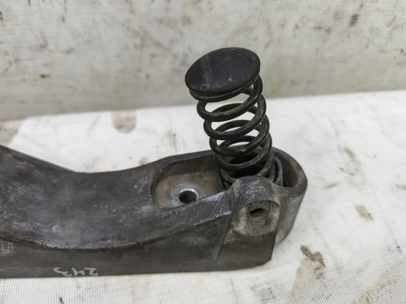 Кронштейн генератора Skoda Fabia 2008