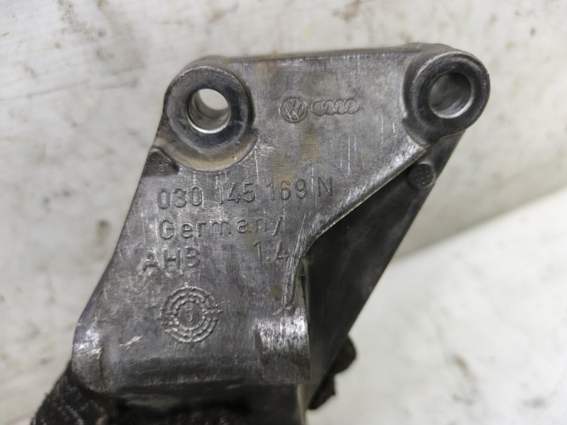 Кронштейн генератора Skoda Fabia 2008