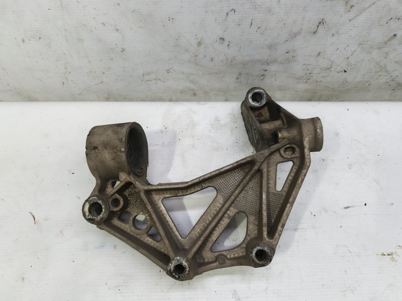 Крепление рычага подвески Skoda Fabia 2008