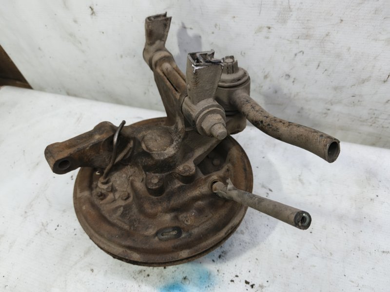 Кулак поворотный Nissan Primera 1990