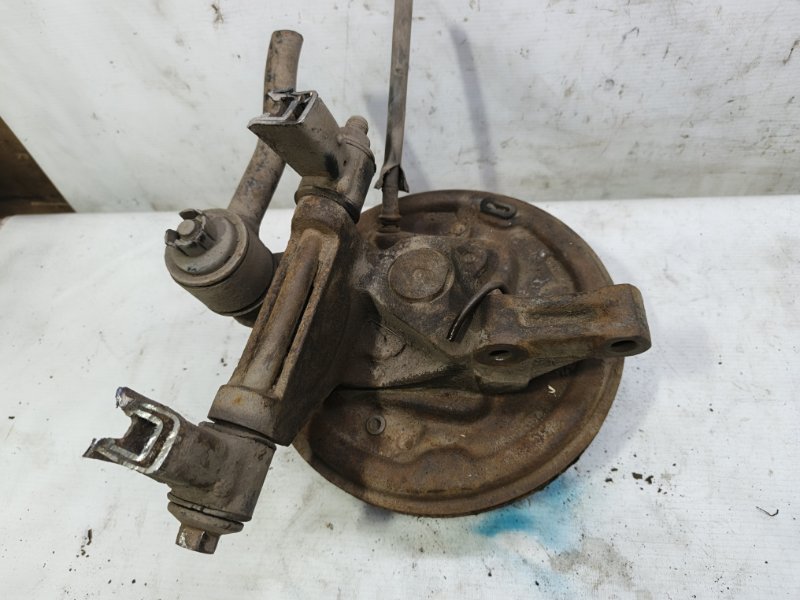 Кулак поворотный Nissan Primera 1990