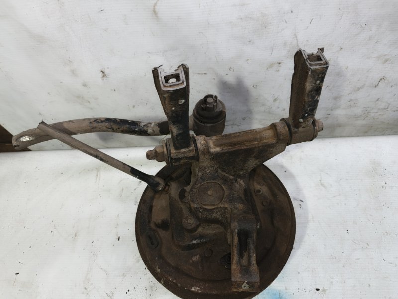 Кулак поворотный Nissan Primera 1990