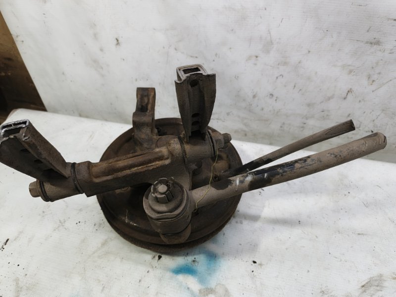 Кулак поворотный Nissan Primera 1990