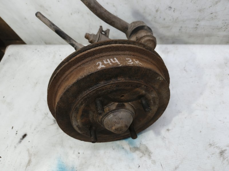 Кулак поворотный Nissan Primera 1990