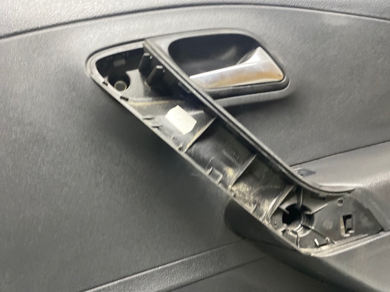 Обшивка двери Volkswagen Polo 2017