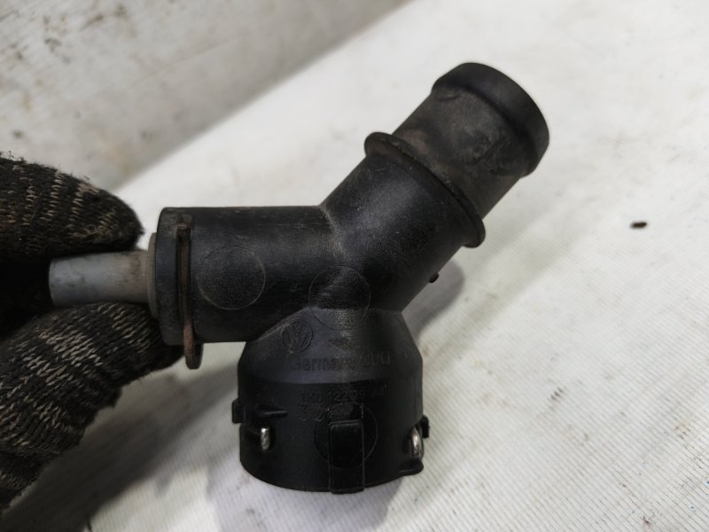 Тройник системы охлаждения Volkswagen Jetta 2008