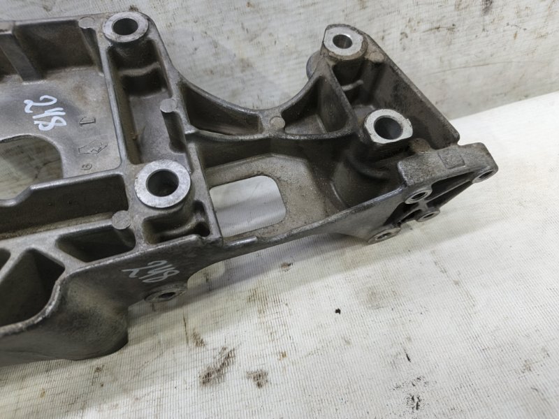 Кронштейн генератора Volkswagen Jetta 2008