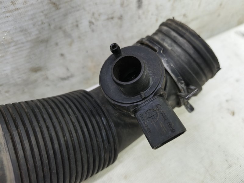 Патрубок воздушного фильтра Volkswagen Jetta 2008