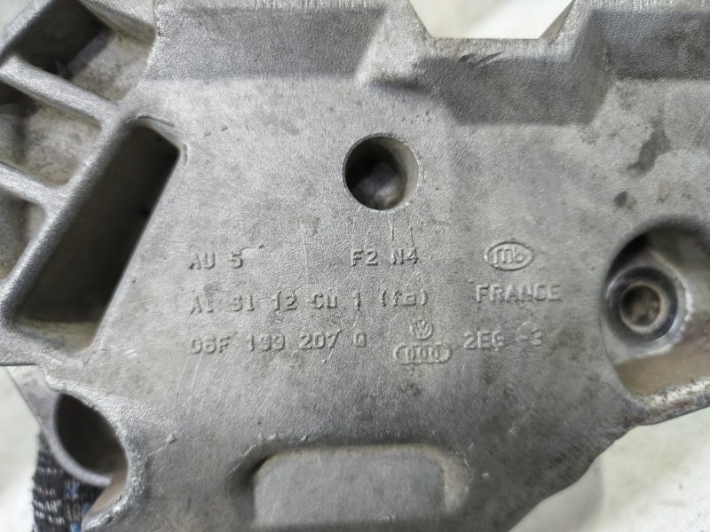 Кронштейн двигателя Volkswagen Jetta 2008