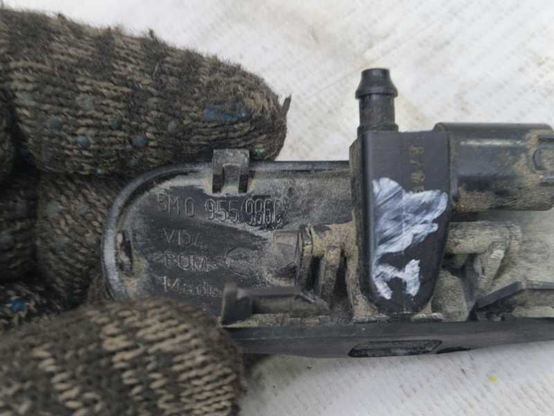 Форсунка омывателя Volkswagen Jetta 2008