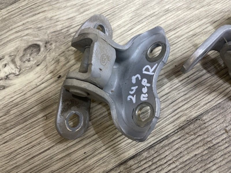 Петля двери Toyota Corolla 2008 E150