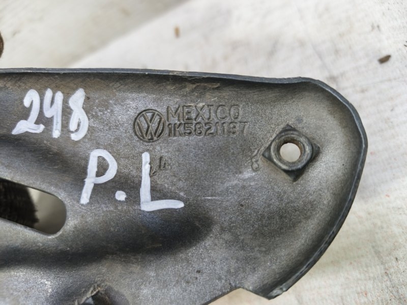 Кронштейн крыла Volkswagen Jetta 2008