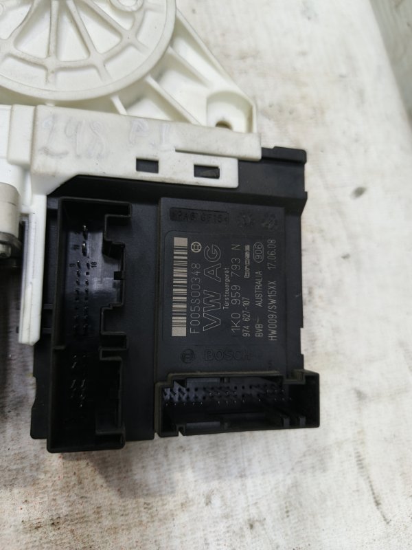 Моторчик стеклоподъемника Volkswagen Jetta 2008