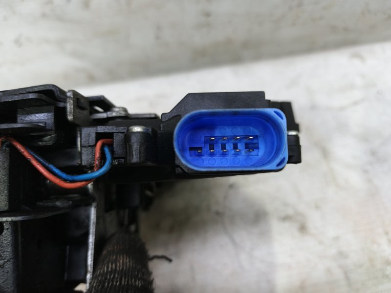 Замок двери Volkswagen Jetta 2008