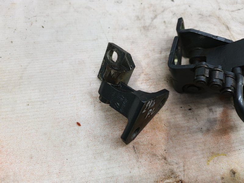 Петля двери Volkswagen Jetta 2008