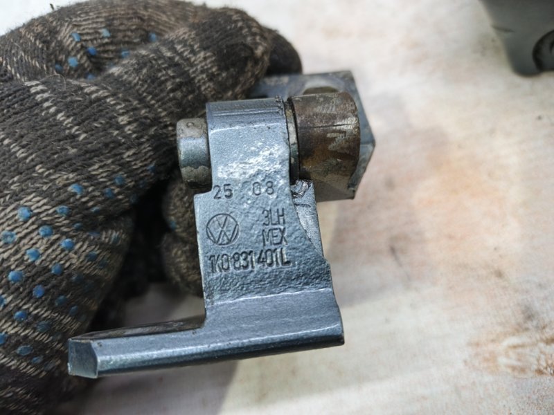 Петля двери Volkswagen Jetta 2008