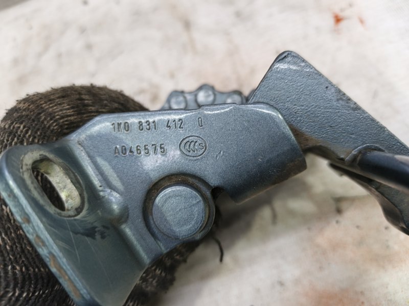 Петля двери Volkswagen Jetta 2008