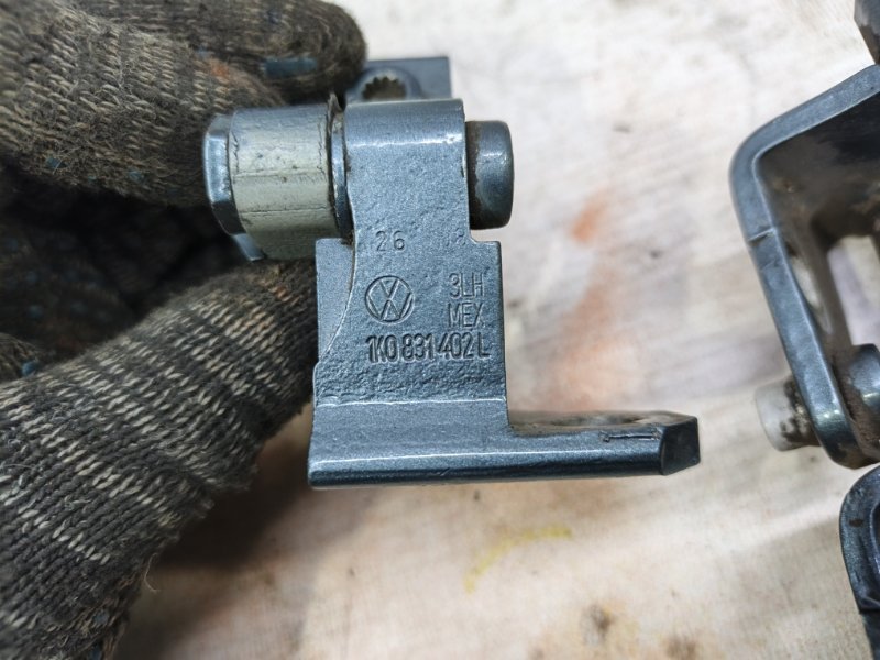 Петля двери Volkswagen Jetta 2008