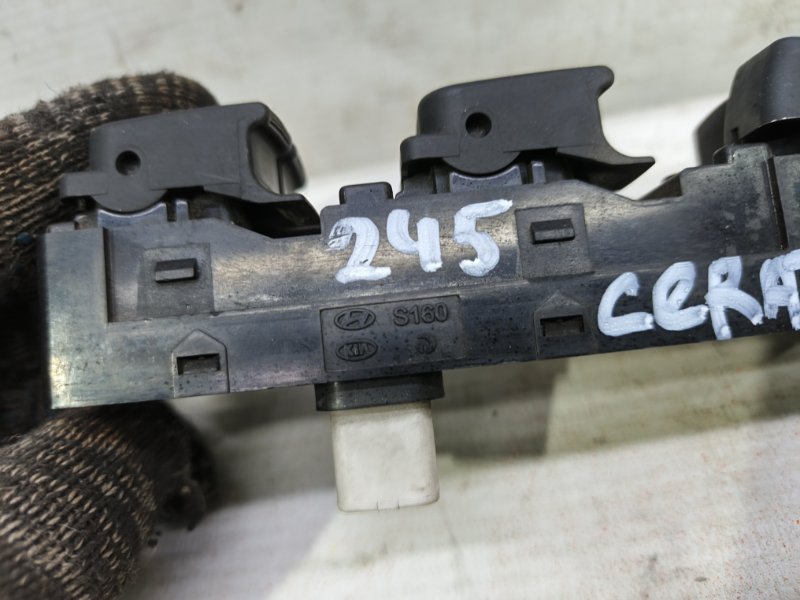 Блок управления стеклоподъемниками Kia Cerato 2010 TD