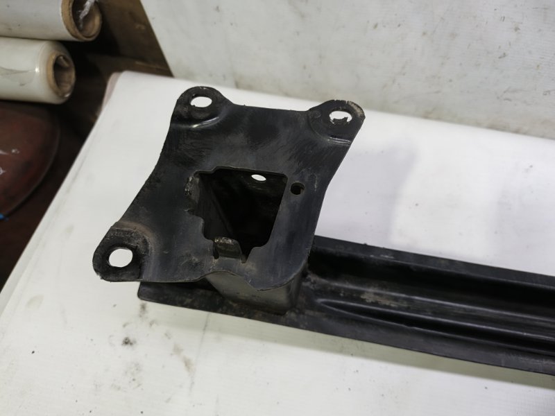 Усилитель бампера Volkswagen Jetta 2008