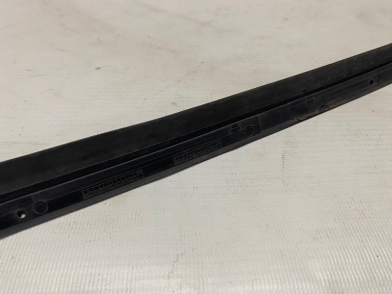 Молдинг лобового стекла Volkswagen Golf 2012 Mk6