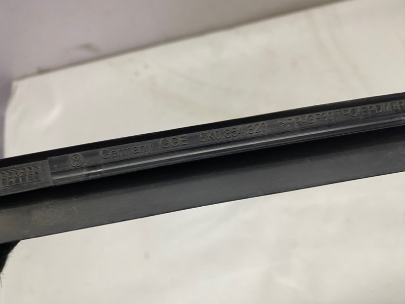 Молдинг лобового стекла Volkswagen Golf 2012 Mk6