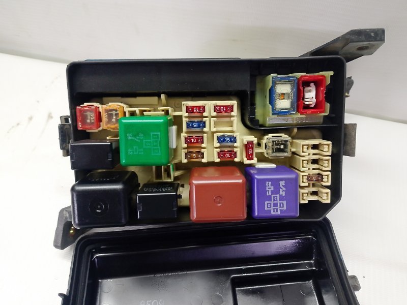 Блок предохранителей Toyota Corolla Spacio